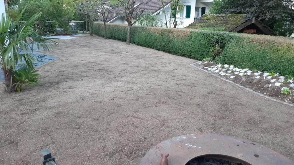 Gartenauffrischung mit Poolplatz und Wildstauden Rabatte Nachher