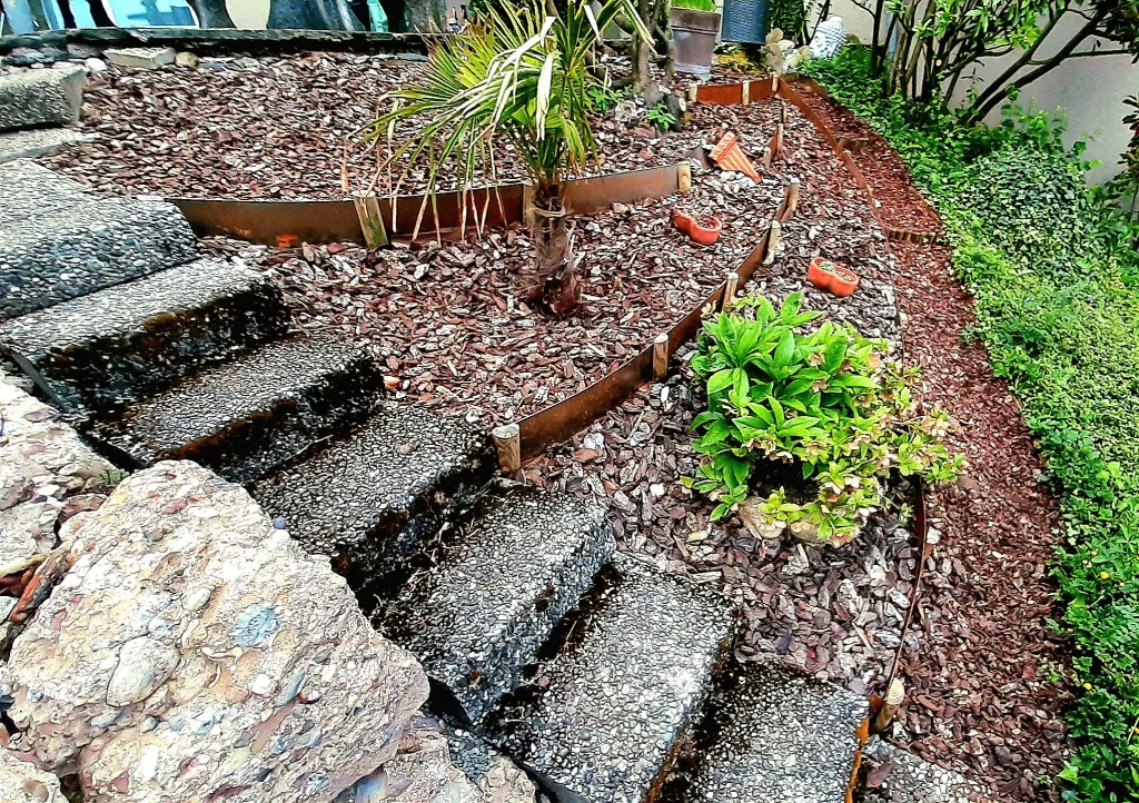 Langweilige und eintönige Gartenecke