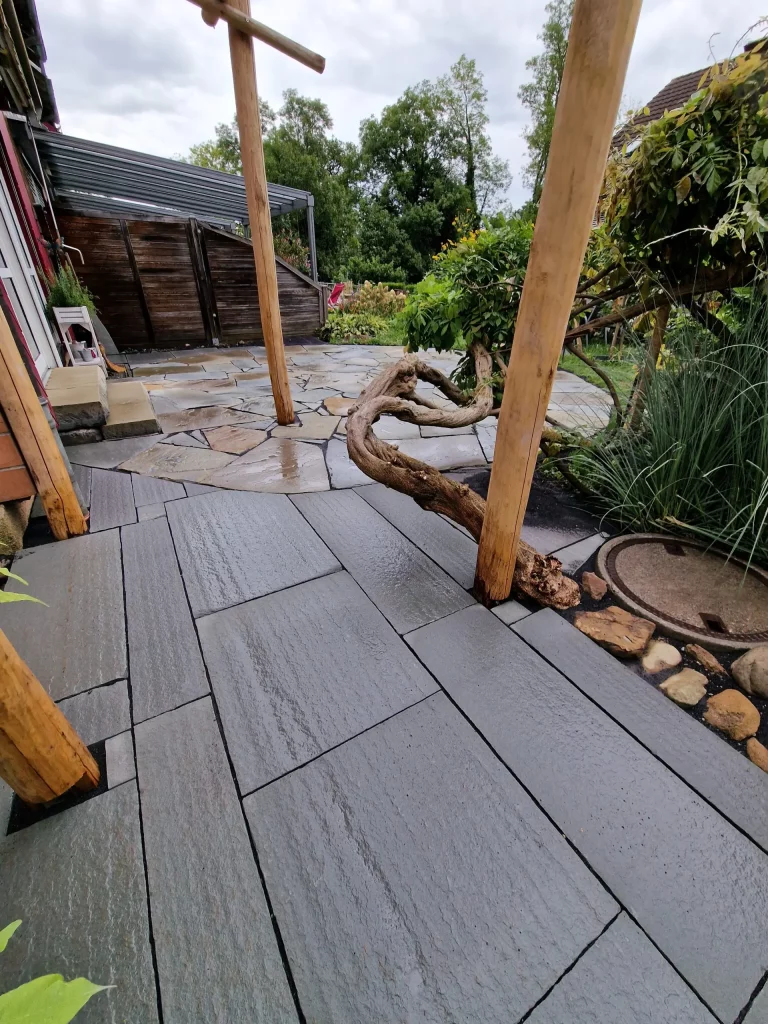 Natursteinsitzplatz mit zwei Verlegemuster-Bereichen