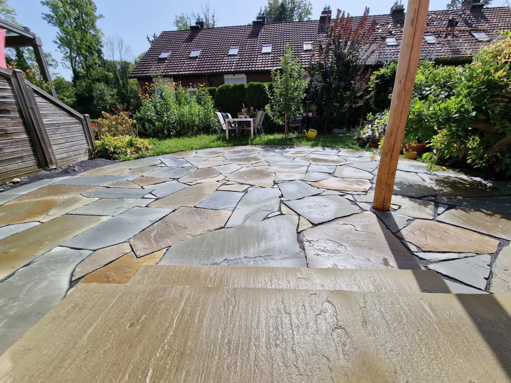 Sandsteinsitzplatz mit roh gespaltener Plattenoberfläche