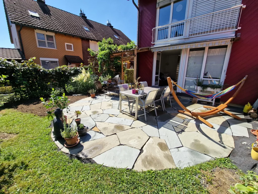 Neuer Gartensitzplatz am versteinerten Strand